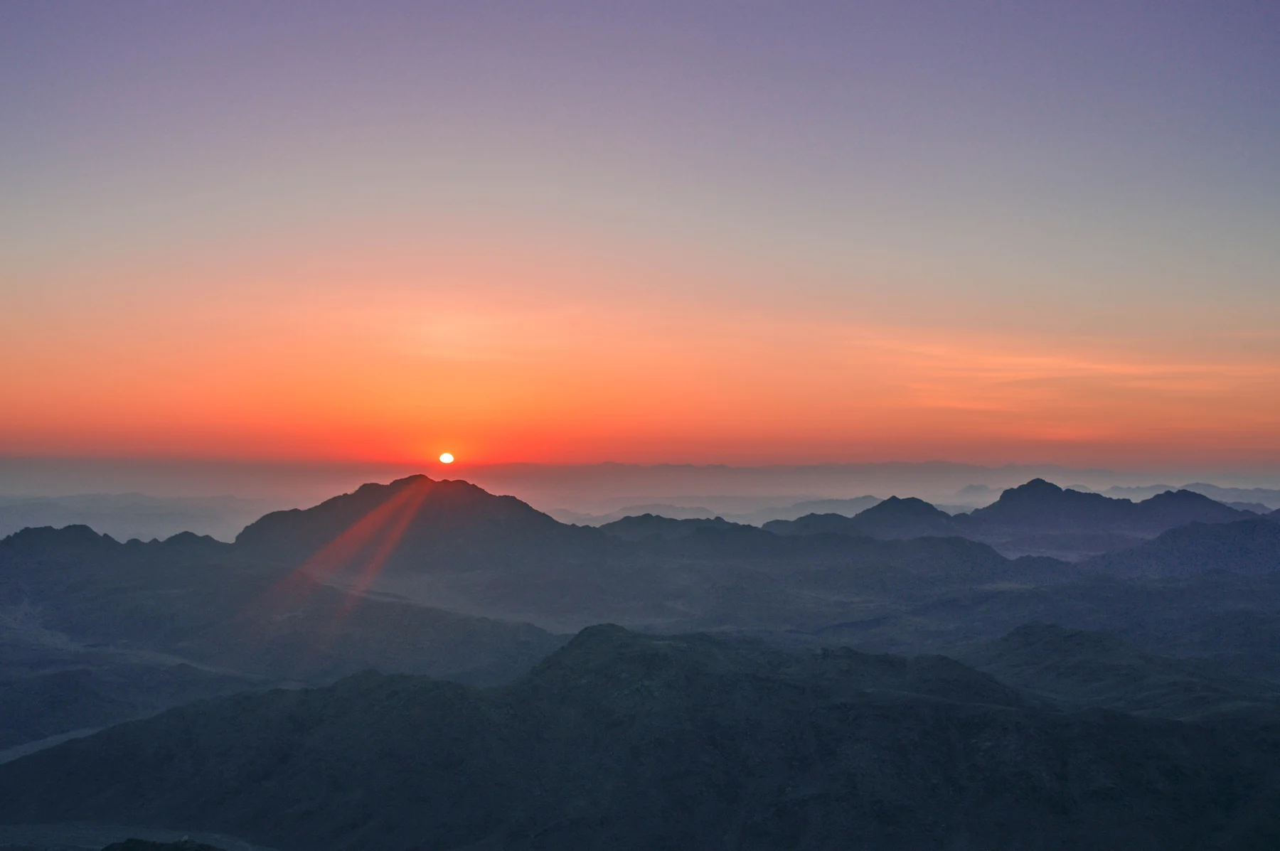 Paesaggio montano al sorgere del sole, fotografia segnaposto