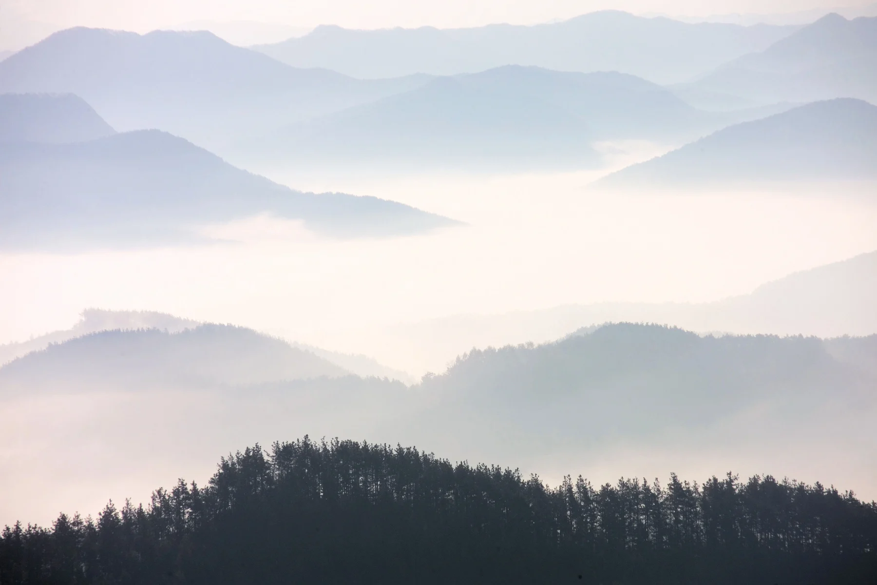 Catene montuose nella foschia, fotografia segnaposto